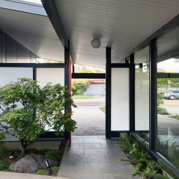 Flowing Courtyard Eichler