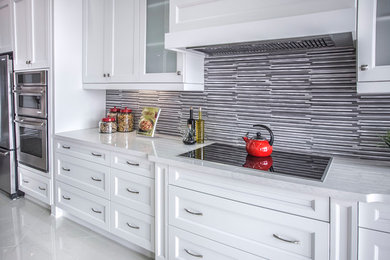 Kitchen - traditional kitchen idea in Toronto