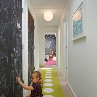 Inredning av en 50 tals hall, med vita väggar och ljust trägolv