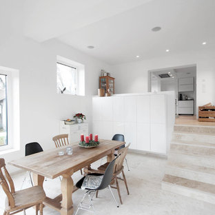 ハノーファーの中サイズのカントリー風 LDKの画像 (白い壁)