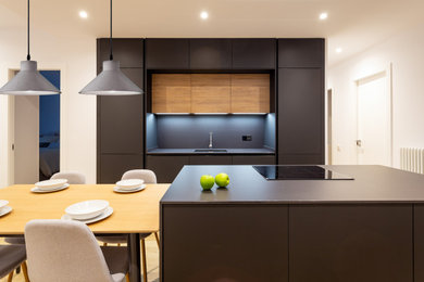 Inspiration for a modern kitchen in Barcelona.