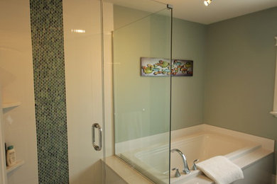 Example of a trendy bathroom design in Toronto
