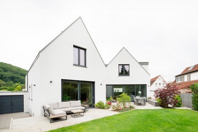 Modernes Einfamilienhaus mit Putzfassade, Satteldach und schwarzem Dach in Düsseldorf