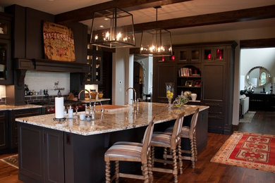 Transitional kitchen photo in Milwaukee