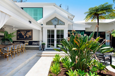 Design ideas for a tropical exterior in Gold Coast - Tweed.