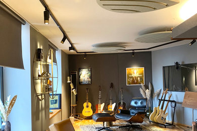 Großes Modernes Arbeitszimmer mit grauer Wandfarbe, hellem Holzboden, Tapetenwänden und Studio in Hamburg