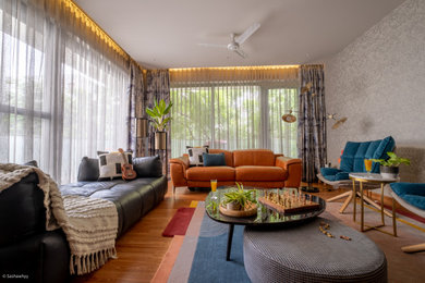 Diseño de sala de estar con rincón musical abierta moderna de tamaño medio sin chimenea con paredes grises, suelo de contrachapado, televisor en una esquina, suelo marrón y papel pintado