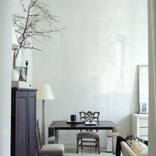 Exempel på en mellanstor eklektisk foajé, med målat trägolv