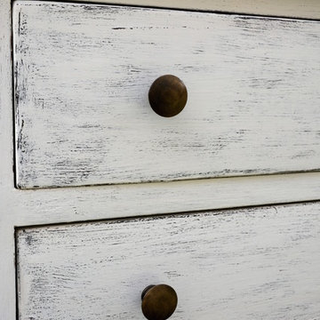 Meuble de famille patine: commode blanc galet