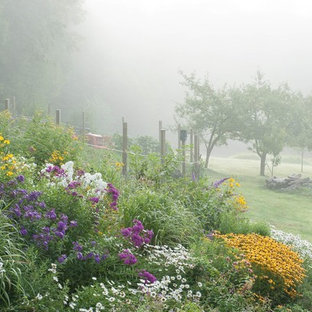 Geräumiger Stilmix Garten hinter dem Haus in Burlington