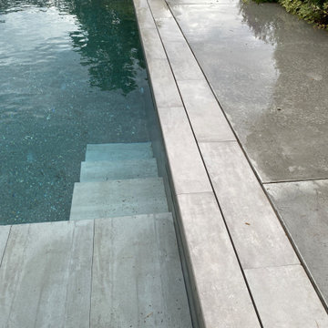 Une piscine béton
