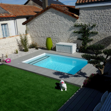 Aménagement d'un jardin avec terrasse bois et gazon synthètique