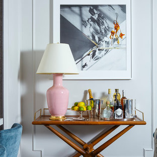 Foto di un piccolo soggiorno chic aperto con angolo bar, pareti grigie, parquet scuro, camino classico, cornice del camino in pietra e TV a parete