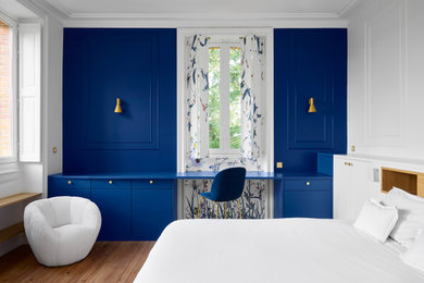 Inspiration for a large transitional light wood floor and wainscoting bedroom remodel in Nantes with blue walls
