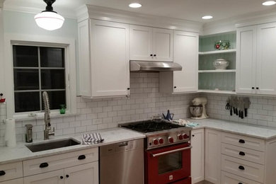Foto de cocina tradicional renovada con armarios estilo shaker, puertas de armario blancas, encimera de mármol, salpicadero de azulejos tipo metro y electrodomésticos de colores