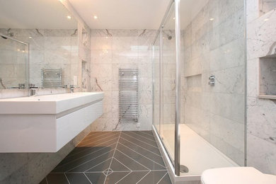 ロンドンにあるおしゃれな浴室の写真