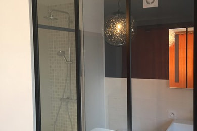 Rénovation complète d'une salle de bain avec sous pente