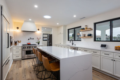 Kitchen - modern kitchen idea in Los Angeles