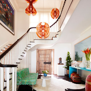 Foto på en eklektisk entré, med vita väggar, mörkt trägolv, en enkeldörr, ljus trädörr och brunt golv