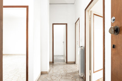 Idee per un ingresso o corridoio moderno di medie dimensioni con pareti bianche, pavimento in marmo e pavimento beige