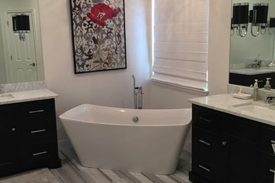 ヒューストンにある高級な中くらいなコンテンポラリースタイルのおしゃれな浴室の写真