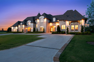 This is an example of a transitional home design in Dallas.