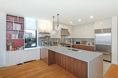 Kitchen - mid-century modern kitchen idea in New York