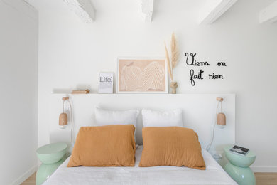 Idées déco pour une chambre blanche et bois contemporaine avec un mur blanc, parquet clair, aucune cheminée, un sol beige et poutres apparentes.