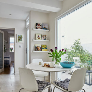 Idée de décoration pour une petite salle à manger ouverte sur la cuisine nordique avec un mur blanc, un sol en carrelage de porcelaine, aucune cheminée et un sol blanc.