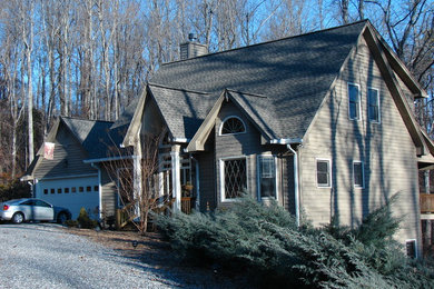Example of an arts and crafts home design design in Richmond