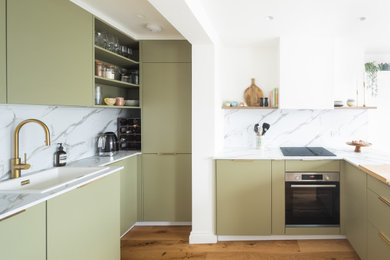 ロンドンにある高級な中くらいなコンテンポラリースタイルのおしゃれなキッチン (一体型シンク、白いキッチンパネル、大理石のキッチンパネル、アイランドなし) の写真