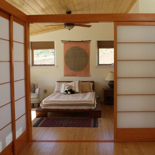 Ispirazione per una camera da letto etnica con pavimento in bambù