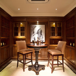 シカゴの大きいおしゃれな着席型バー (濃色木目調キャビネット、大理石の床、白い床、レイズドパネル扉のキャビネット、木材カウンター、ミラータイルのキッチンパネル) の写真