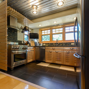 Idées déco pour une petite arrière-cuisine moderne en U avec un évier 2 bacs, un placard à porte plane, des portes de placard en bois clair, un plan de travail en quartz, une crédence multicolore, une crédence en carreau briquette, un électroménager en acier inoxydable, un sol en carrelage de porcelaine et aucun îlot.