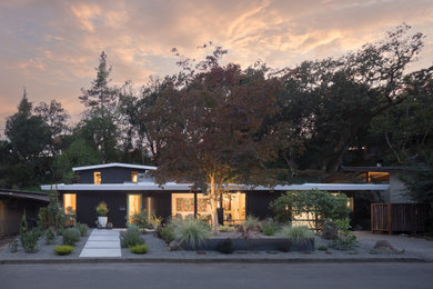 Example of a mid-century modern exterior home design in San Francisco