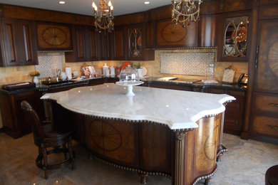 Kitchen - traditional kitchen idea in Miami