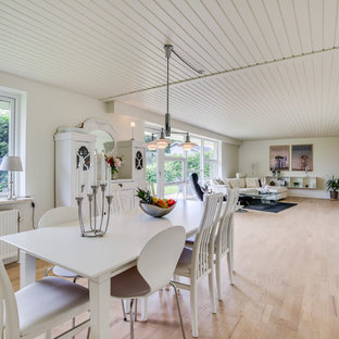 オールボーの広い北欧風 LDKの画像 (白い壁、淡色無垢フローリング)