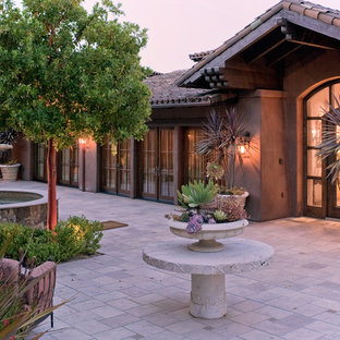 他の地域の巨大な地中海スタイルのおしゃれな中庭のテラス (日よけなし、天然石敷き) の写真