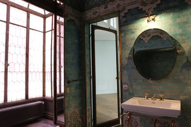 Transitional bathroom in Paris.