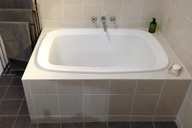 メルボルンにあるコンテンポラリースタイルのおしゃれな浴室 (ドロップイン型浴槽) の写真