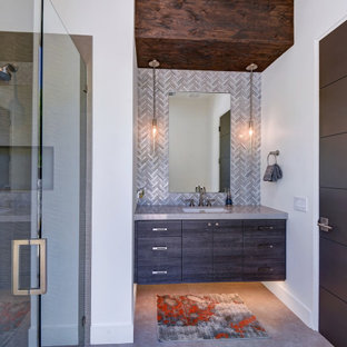 Cette photo montre une salle de bain chic de taille moyenne pour enfant avec un placard à porte plane, des portes de placard grises, une douche à l'italienne, un WC séparé, un carrelage gris, carrelage en mosaïque, un mur blanc, un sol en carrelage de porcelaine, un lavabo encastré, un plan de toilette en quartz modifié, un sol gris, une cabine de douche à porte battante, un plan de toilette gris, une niche, meuble simple vasque, meuble-lavabo suspendu et un plafond en poutres apparentes.