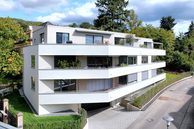 Geräumiges, Dreistöckiges Modernes Wohnung mit Putzfassade, weißer Fassadenfarbe und Flachdach in Bonn