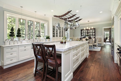Kitchen - traditional kitchen idea in Denver