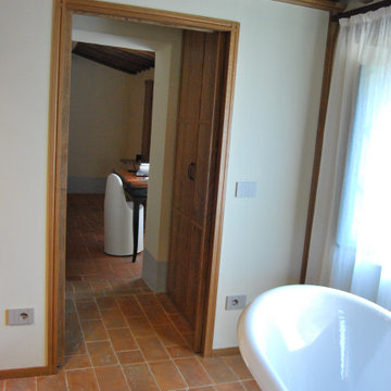 La cabina armadio vista dalla sala bagno