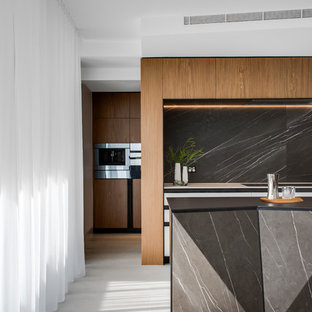 Идея дизайна: большая параллельная кухня в современном стиле с кладовкой, двойной раковиной, плоскими фасадами, белыми фасадами, столешницей из переработанного стекла, серым фартуком, фартуком из мрамора, черной техникой, полом из керамогранита, островом, серым полом и черной столешницей