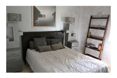 Diseño de dormitorio actual de tamaño medio