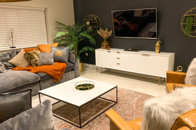 Foto de salón minimalista grande con suelo vinílico y televisor colgado en la pared