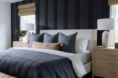 Ejemplo de dormitorio principal moderno de tamaño medio con paredes azules, suelo de madera clara, todas las chimeneas, suelo beige y panelado