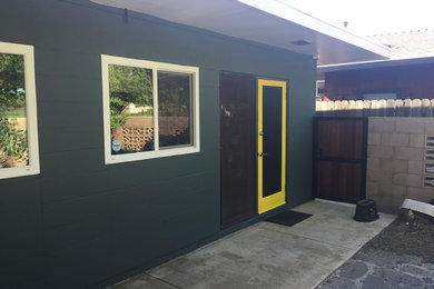 Mid-sized mid-century modern home design photo in Sacramento