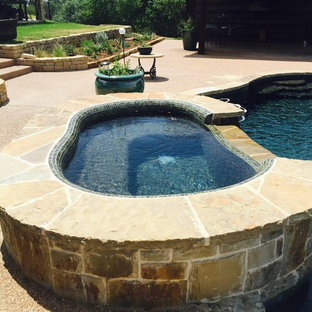 Großer Klassischer Pool hinter dem Haus in individueller Form mit Granitsplitt in Dallas